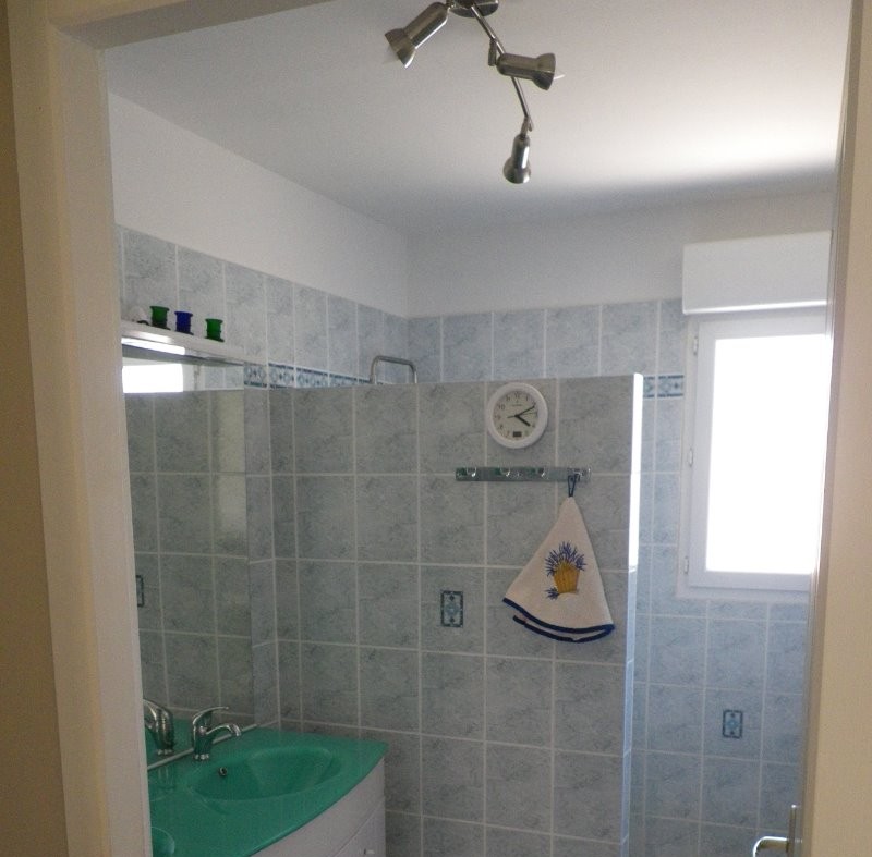 Salle de bain avec douche à l'italienne et doubles vasques