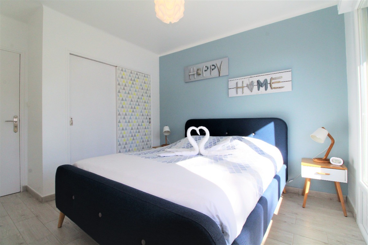 Chambre "Bleue Cupcake" avec 1 lit double "Queen Size" de 160 X 200 cm