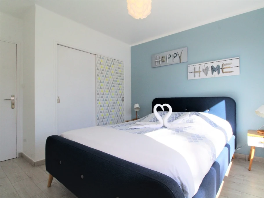 Chambre "Bleue Cupcake" avec 1 lit double "Queen Size" de 160 X 200 cm