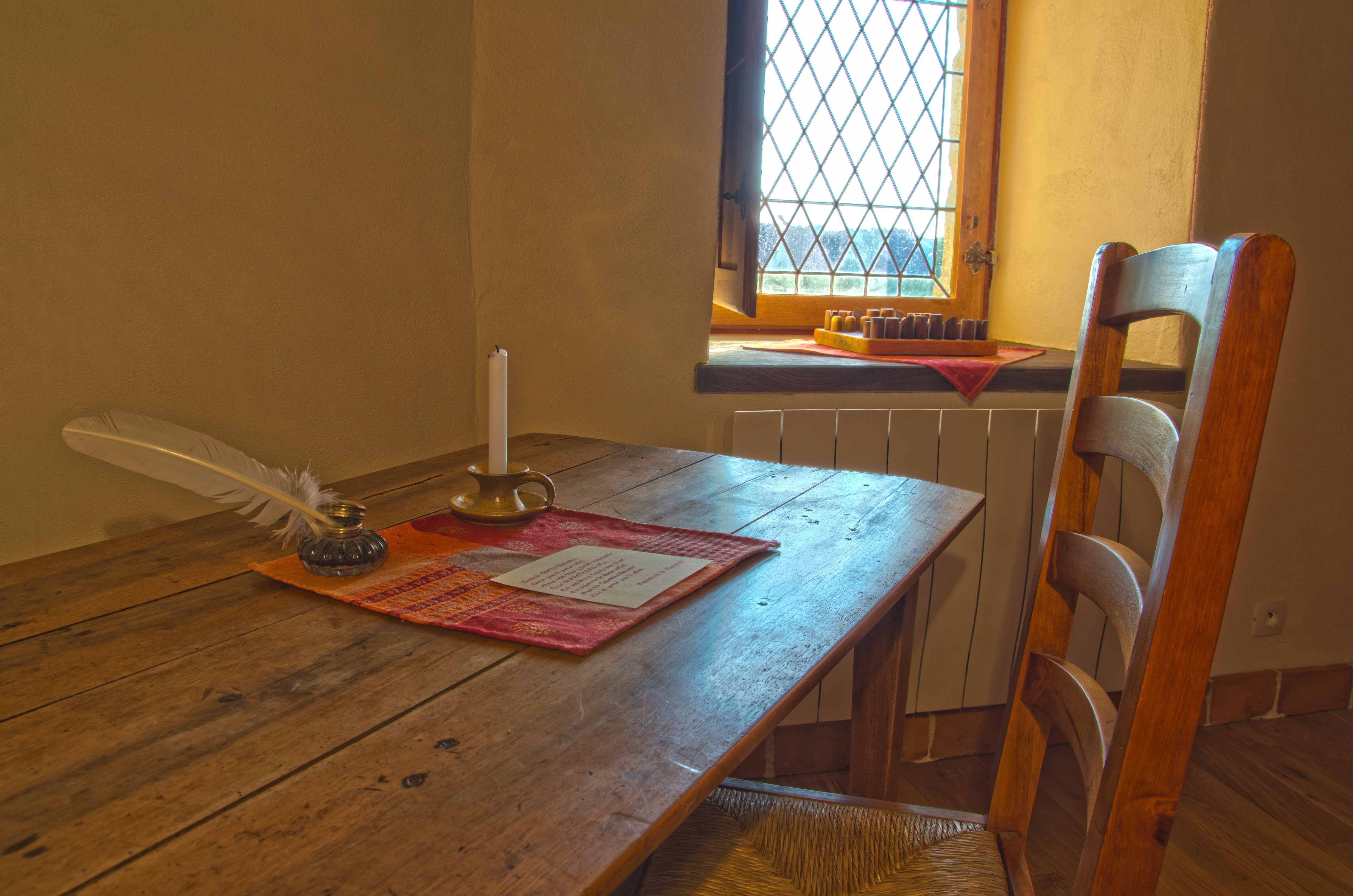 Grande chambre au 1er étage avec un lit à baldaquin 160x200 cm, agréable bureau et rangements.