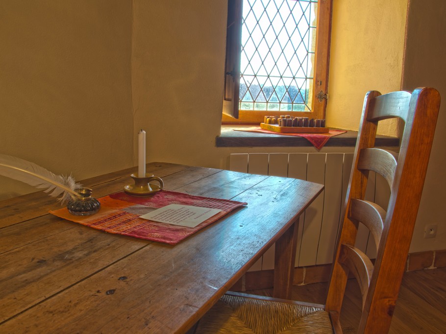Grande chambre au 1er étage avec un lit à baldaquin 160x200 cm, agréable bureau et rangements.