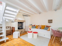 Pièce de vie au RDC avec coin salon et son insert pour d'agréables soirées hivernales au coin du feu, coin repas et coin cuisine. Banquette convertible en couchage confortable pour 2 personnes 160x200 cm)