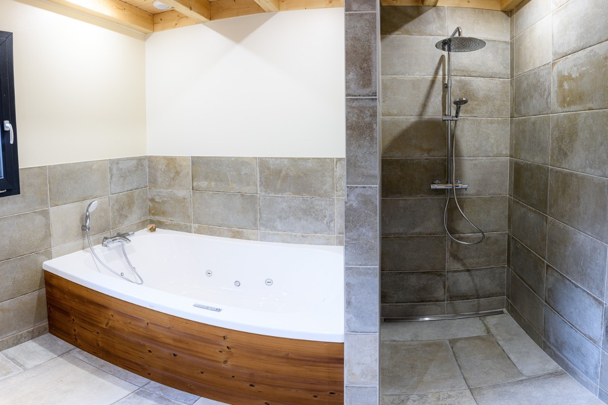 Salle de bains avec baignoire balnéothérapie et douche à l'italienne (RDC) - Le Domaine des Mésanges