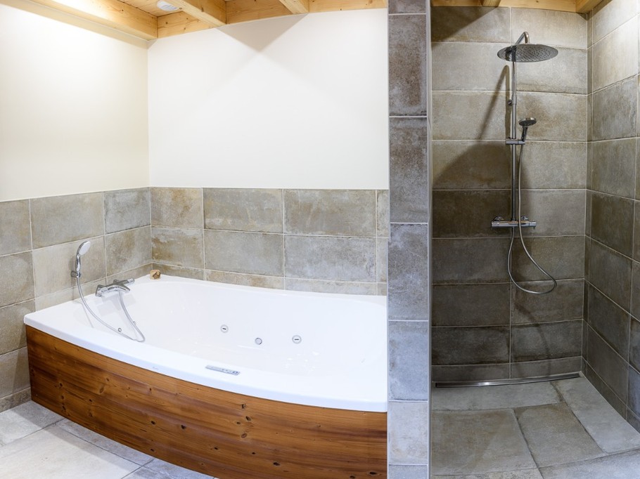 Salle de bains avec baignoire balnéothérapie et douche à l'italienne (RDC) - Le Domaine des Mésanges