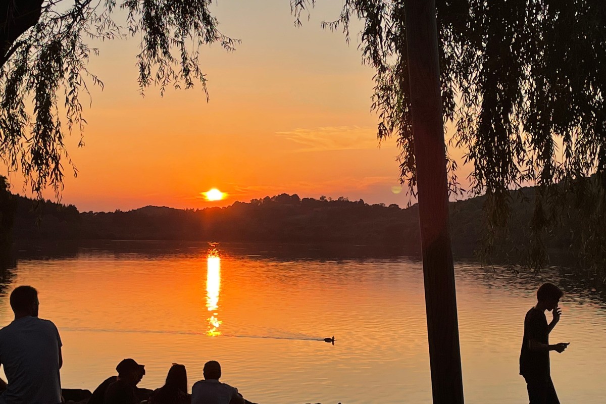 A proximité on peut se détendre au lac de Lourdes en faisant une belle marche ou bien passer un moment convivial au restaurant sur place