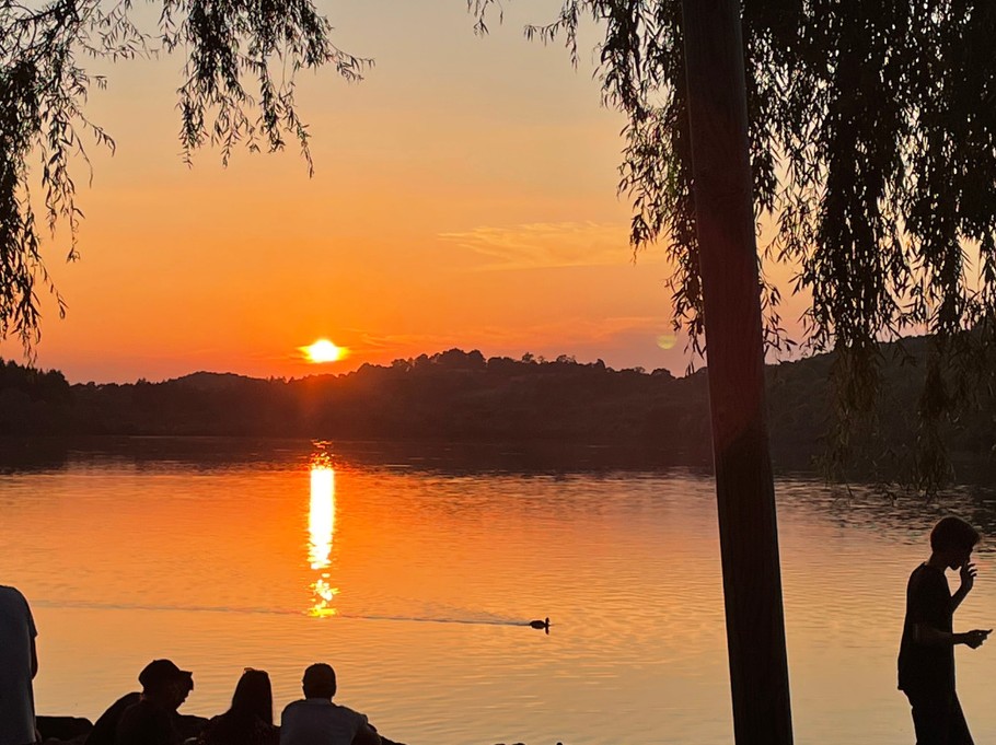 A proximité on peut se détendre au lac de Lourdes en faisant une belle marche ou bien passer un moment convivial au restaurant sur place
