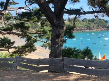 Plage de Port-Mer et chemin GR 34 pour les randonneurs.
