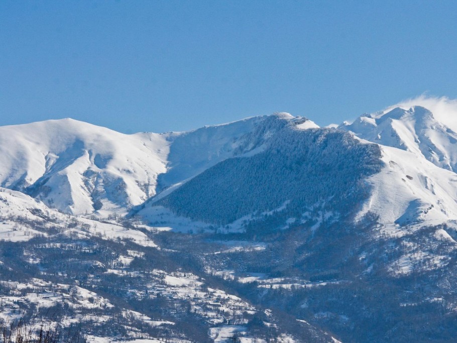 Vue prise du salon : massif du HAUTACAM et ses petits villages