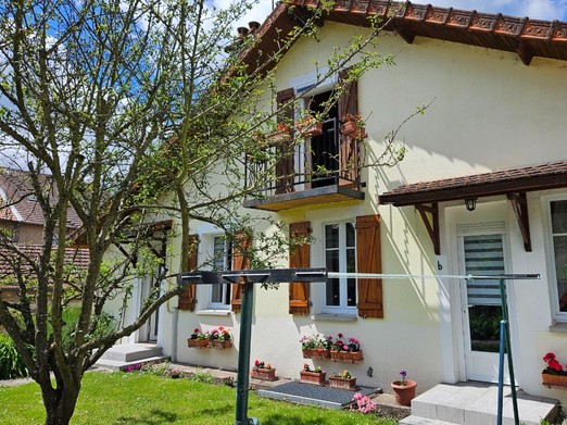 Maison au beau site et son jardin