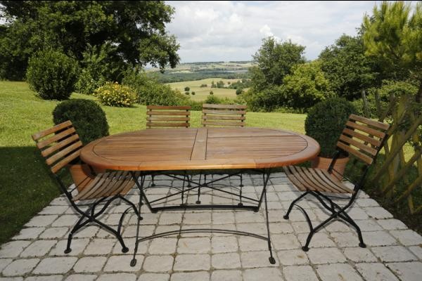 Terrasse devant entrée du gîte vue sur la vallée du Gers
