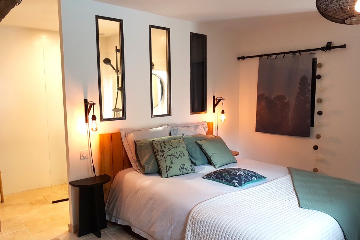 Chambre spacieuse pour 2 personnes avec salle d'eau communicante. 1 lit 160x200 cm ou (2 lits 80x200 cm sur demande).