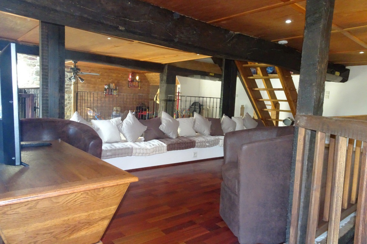 mezzanine adulte avec écran pour votre  jeu vidéo