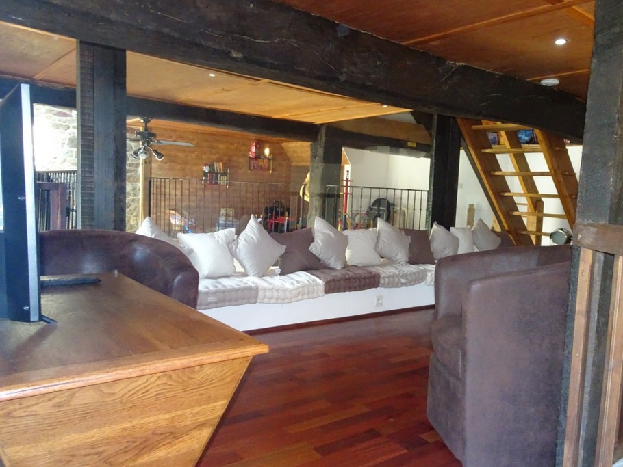 mezzanine adulte avec écran pour votre jeu vidéo