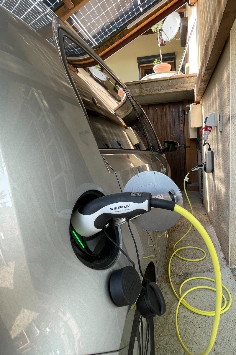 Une borne de recharge est disponible.
