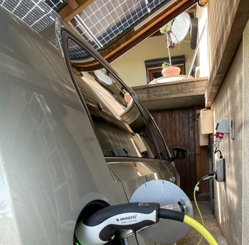 Une borne de recharge est disponible.