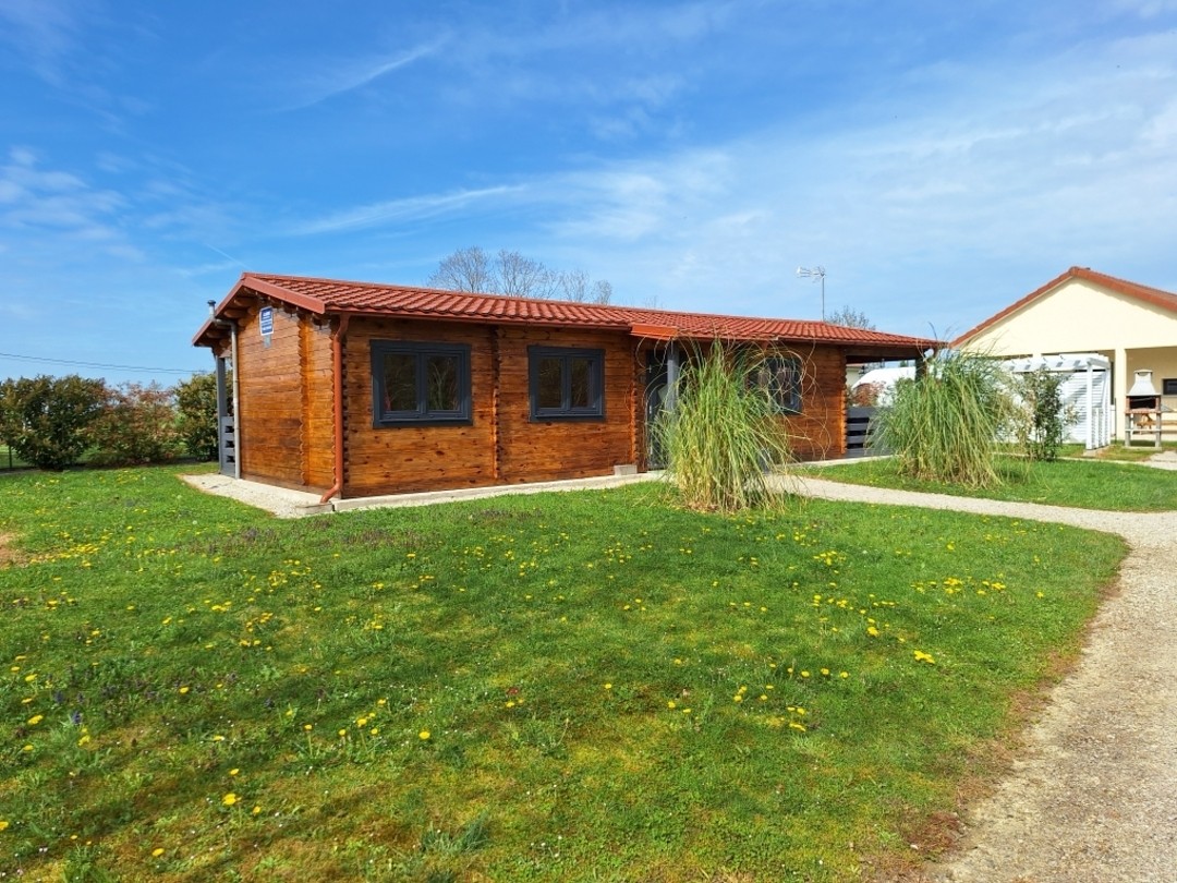 chalet et terrain clôturé