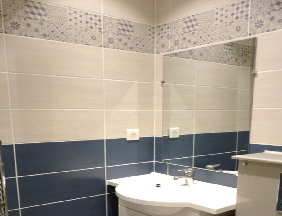 Salle d'eau avec douche grande dimension et WC.