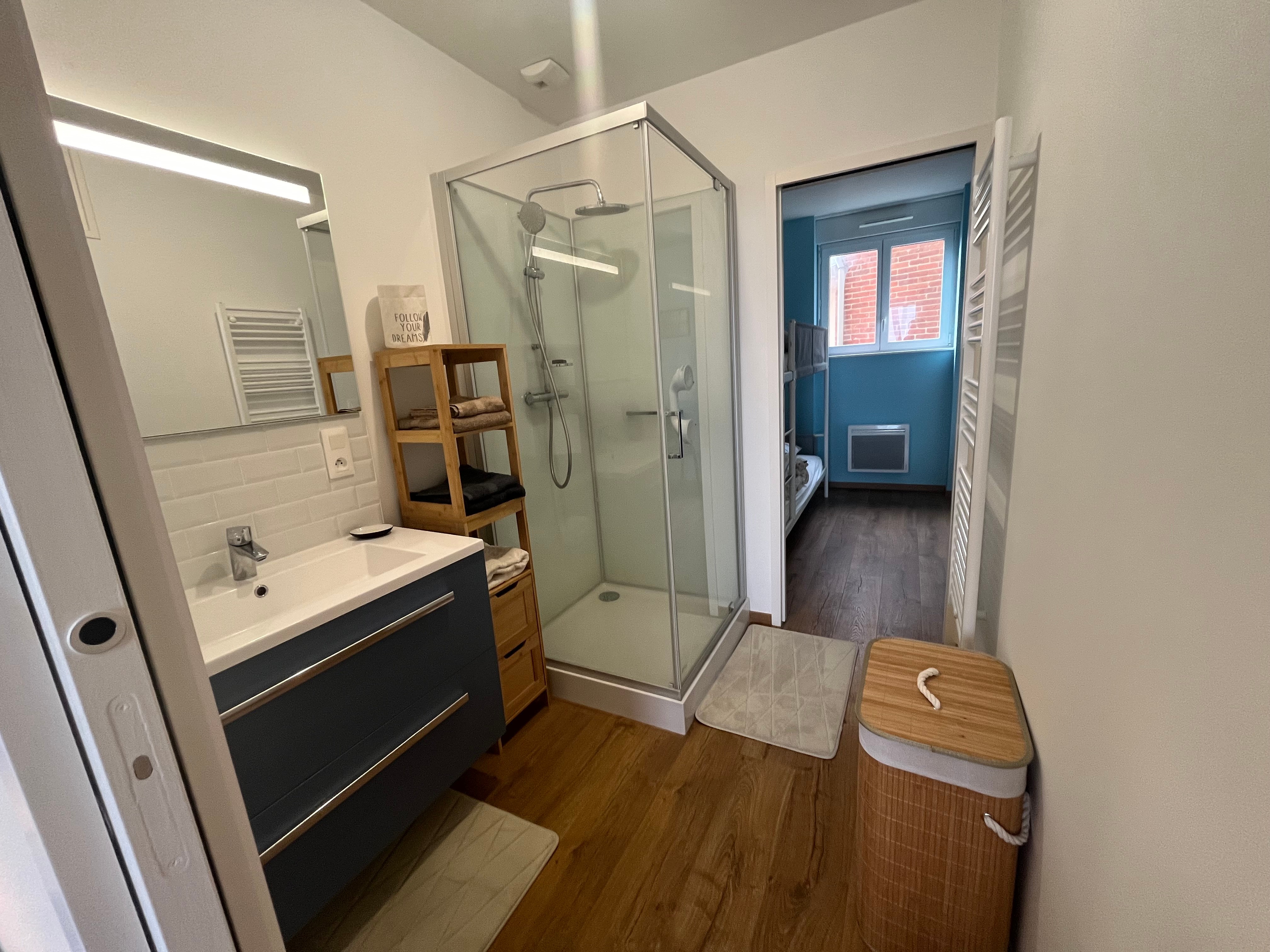 Location de vacances la villa des algues Grancamp maisy vue mer salle d'eau communicante