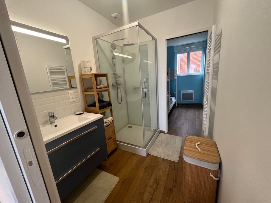 Location de vacances la villa des algues Grancamp maisy vue mer salle d'eau communicante