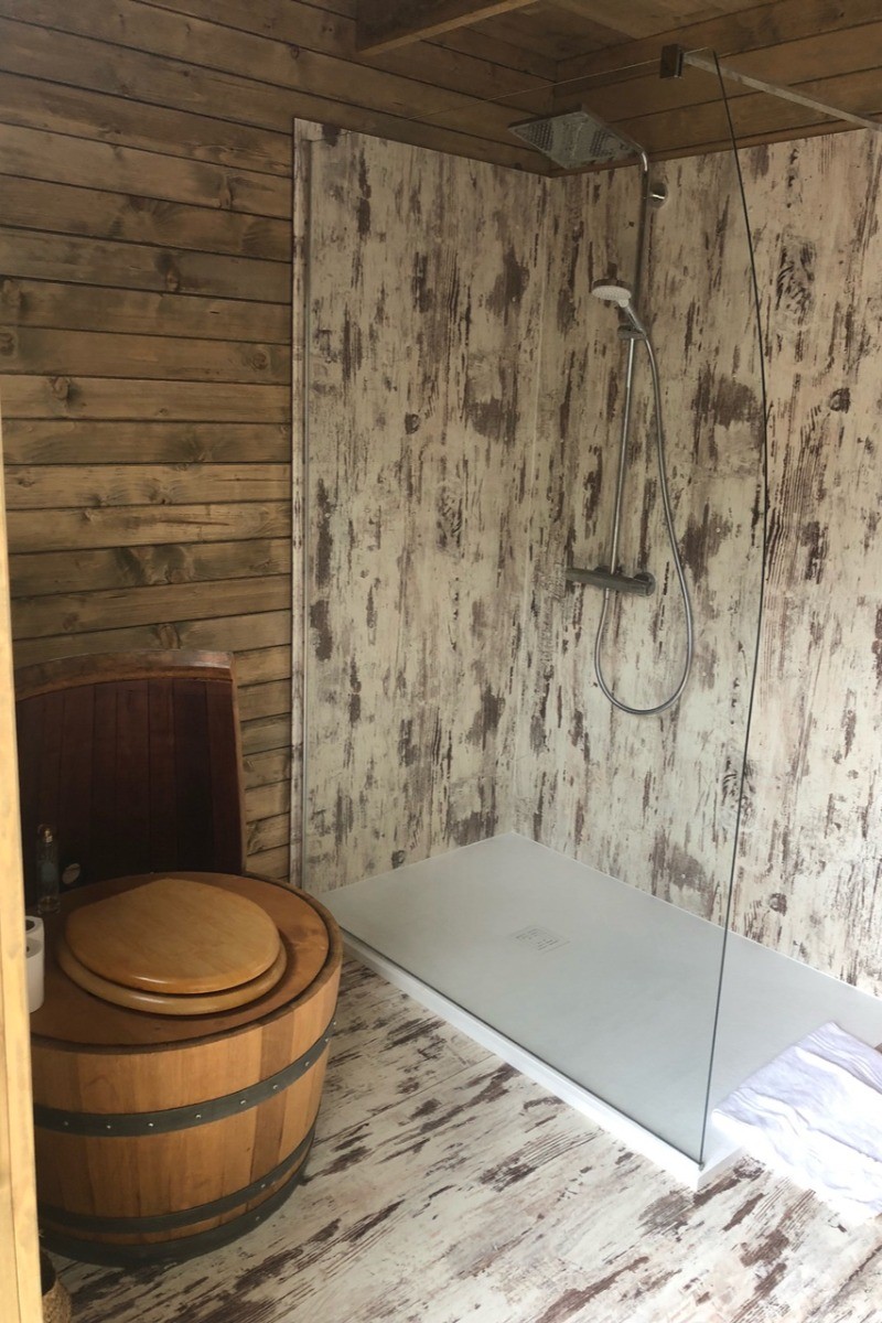 Bloc sanitaire privé sur la terrasse de la bulle spa.