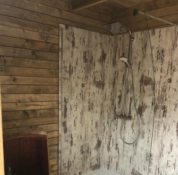 Bloc sanitaire privé sur la terrasse de la bulle spa.