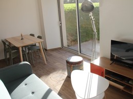 Troadec Clévacances espace salon avec baie vitrée