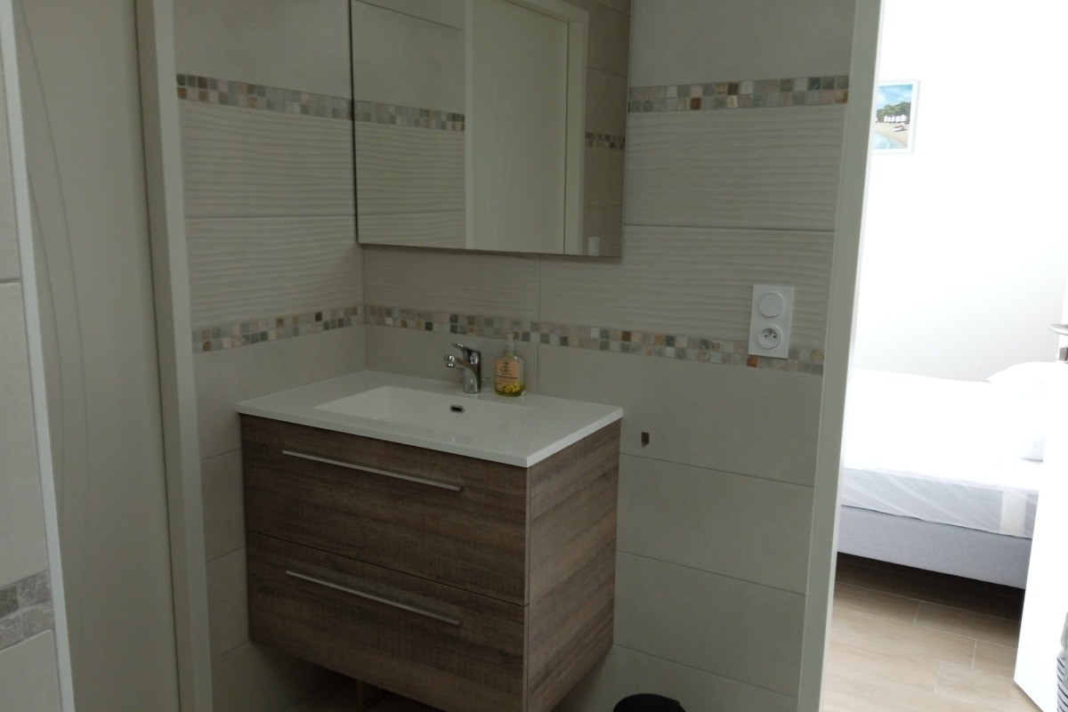 Salle d'eau avec wc - communicante avec 1 chambre et accès indépendant également