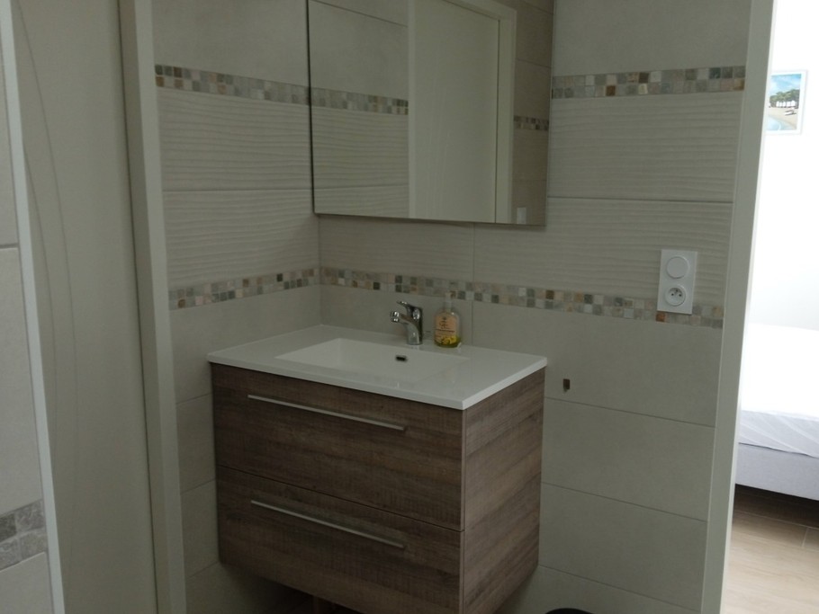 Salle d'eau avec wc - communicante avec 1 chambre et accès indépendant également