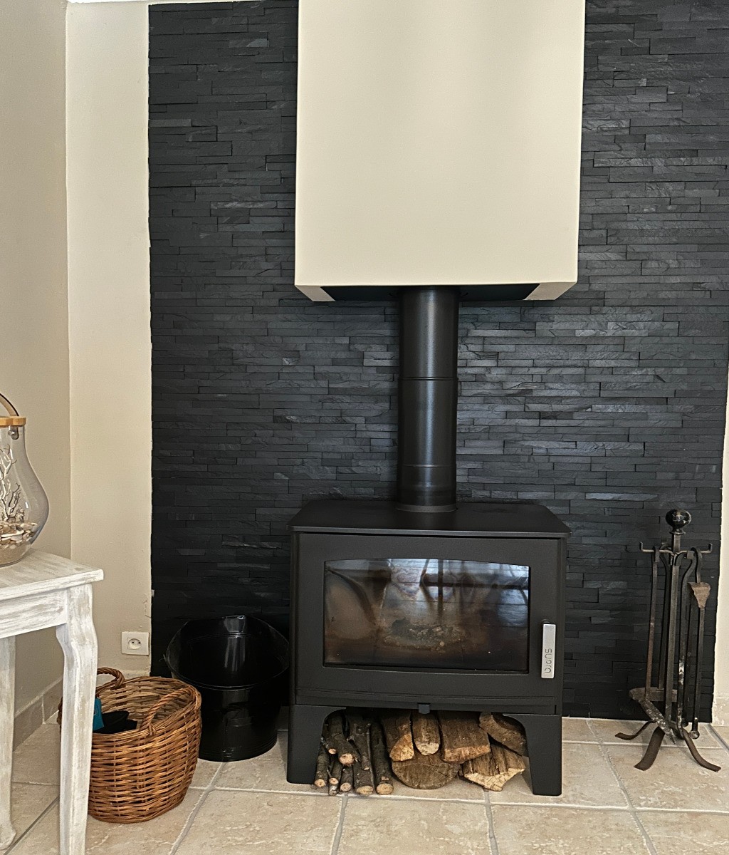 Poêle à bois, pour les soirées au coin du feu.