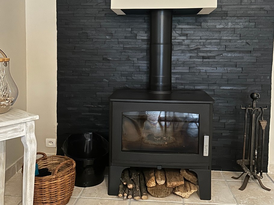 Poêle à bois, pour les soirées au coin du feu.