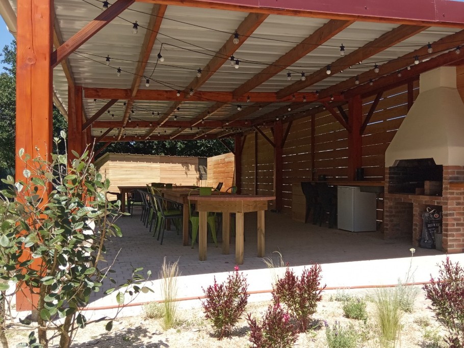 Grande terrasse abritée pour 30 personnes, avec cuisine d'été