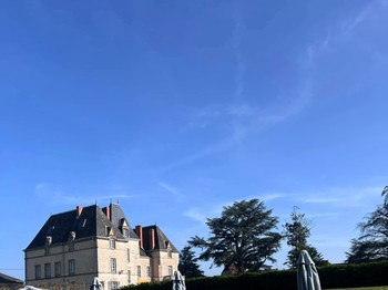 les transats au bord de la piscine