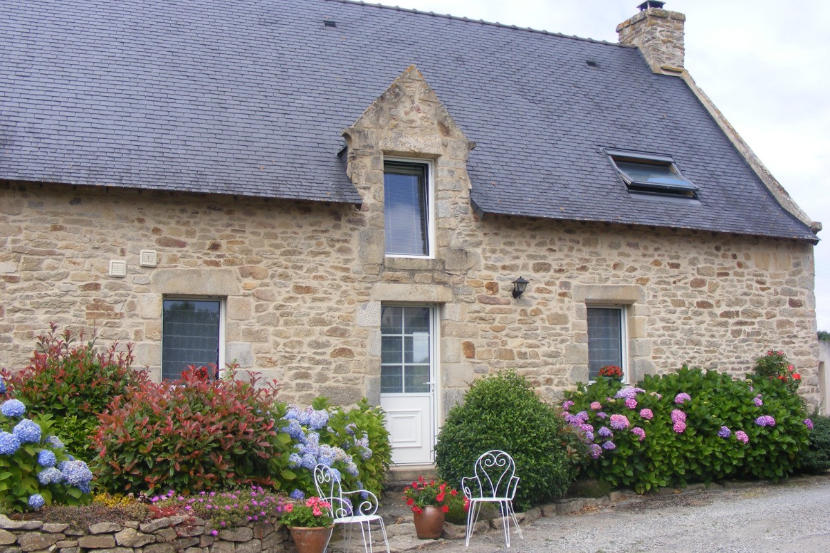 Longère typiquement bretonne donnant sur cour privée.