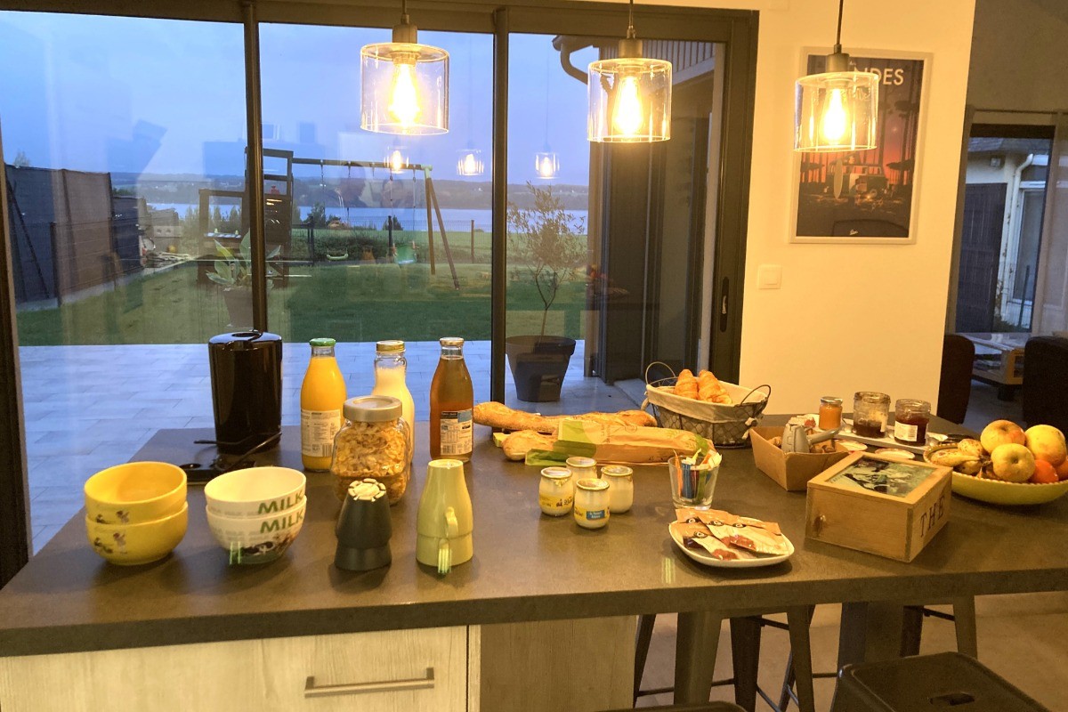 Petit-déjeuner continental inclus (avec confiture maison !)
Salle petit-déjeuner avec vue sur la Rance et possibilité de prendre le petit-déjeuner sur la terrasse à la belle saison.