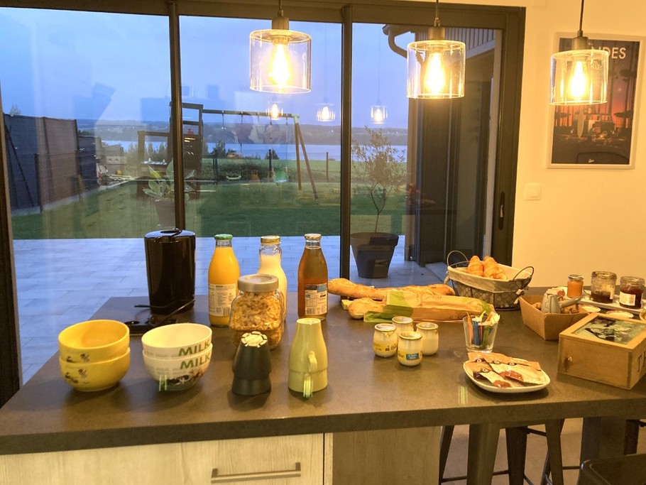 Petit-déjeuner continental inclus (avec confiture maison !)
Salle petit-déjeuner avec vue sur la Rance et possibilité de prendre le petit-déjeuner sur la terrasse à la belle saison.