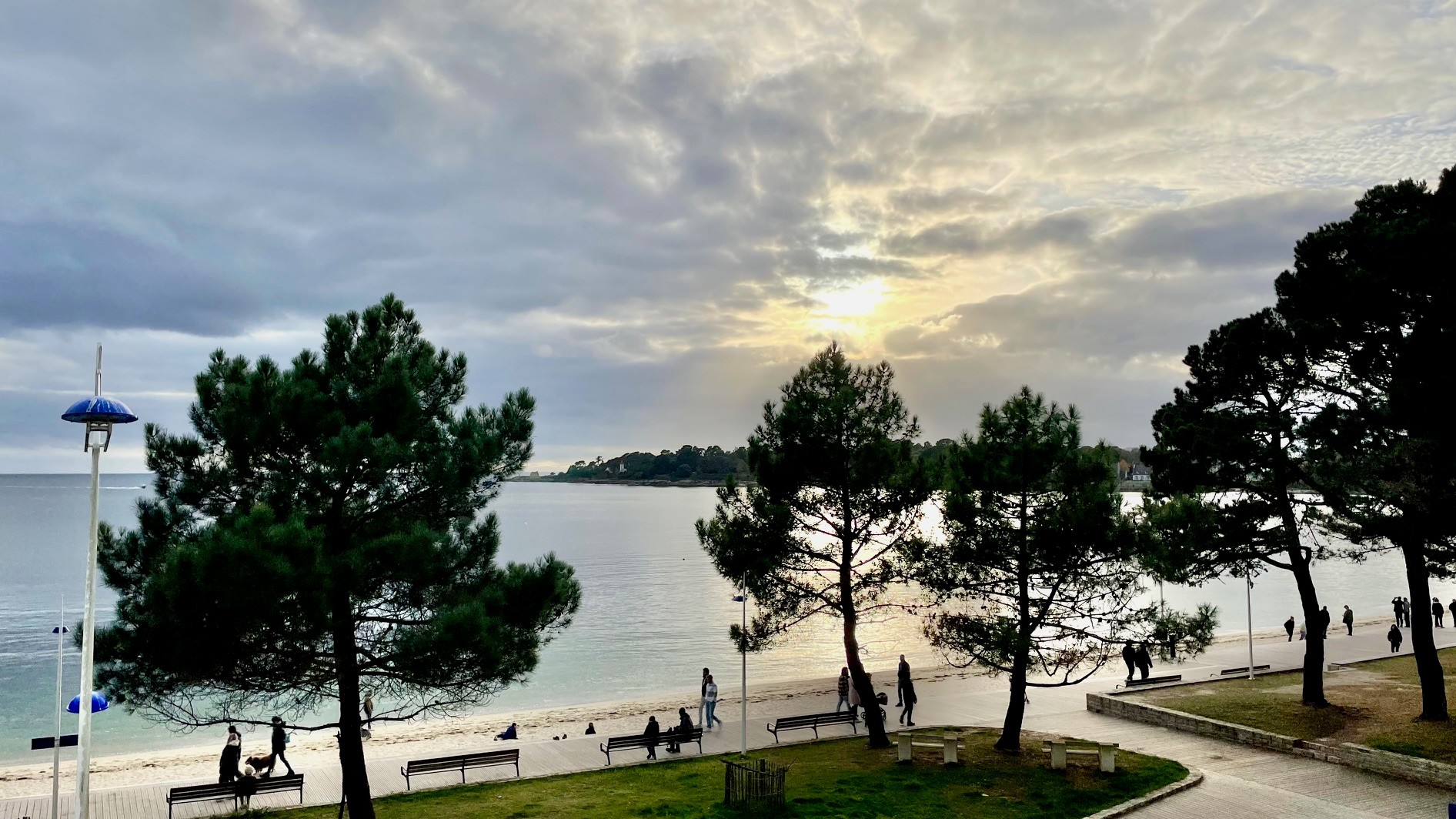 Promeneurs du soir sur la Riviera Bretonne