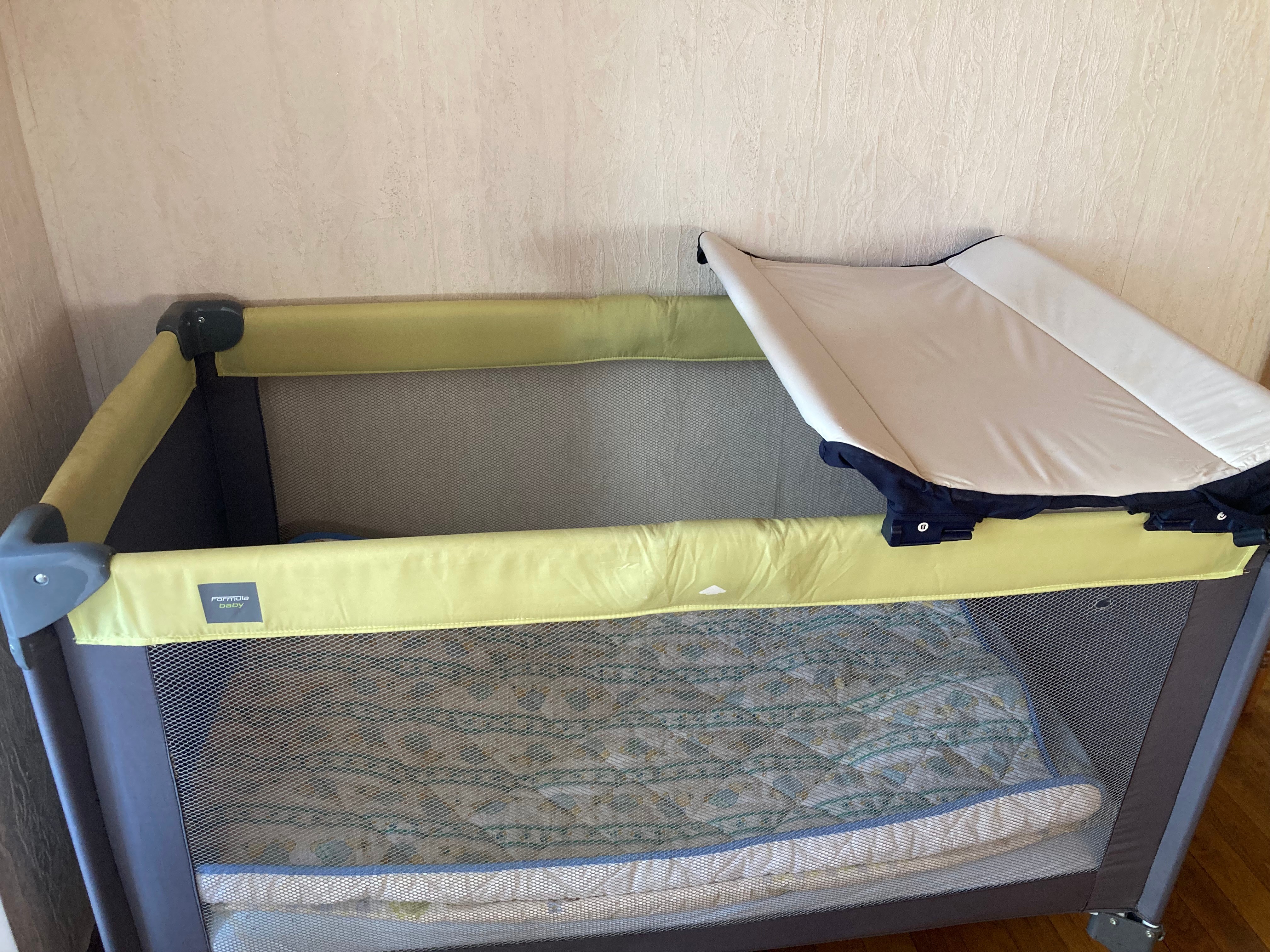 lit bébé et matelas à langer