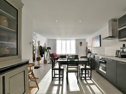 Pièce de vie très lumineuse vue mer, avec coin cuisine, coin salon et coin séjour (appartement de plain-pied situé en front de mer au Port de la Houle à Cancale)