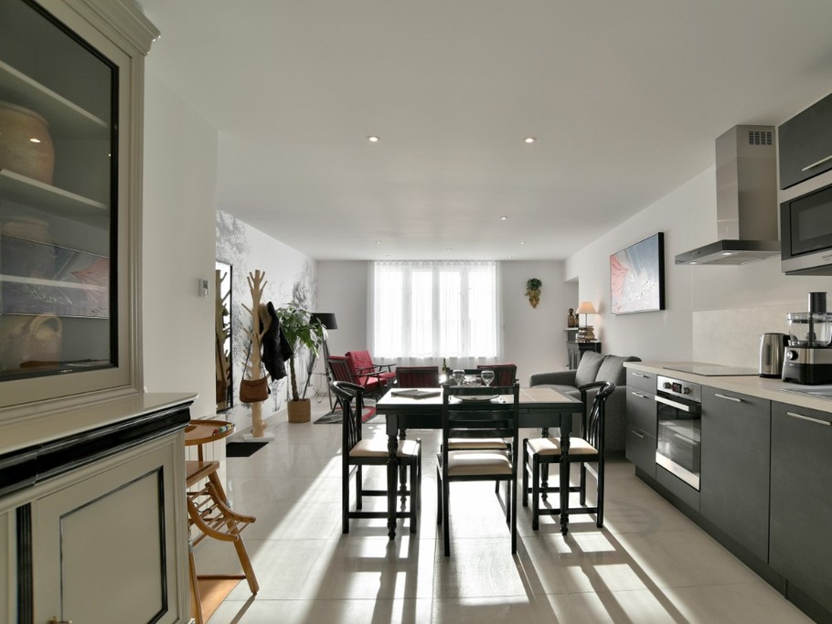 Pièce de vie très lumineuse vue mer, avec coin cuisine, coin salon et coin séjour (appartement de plain-pied situé en front de mer au Port de la Houle à Cancale)