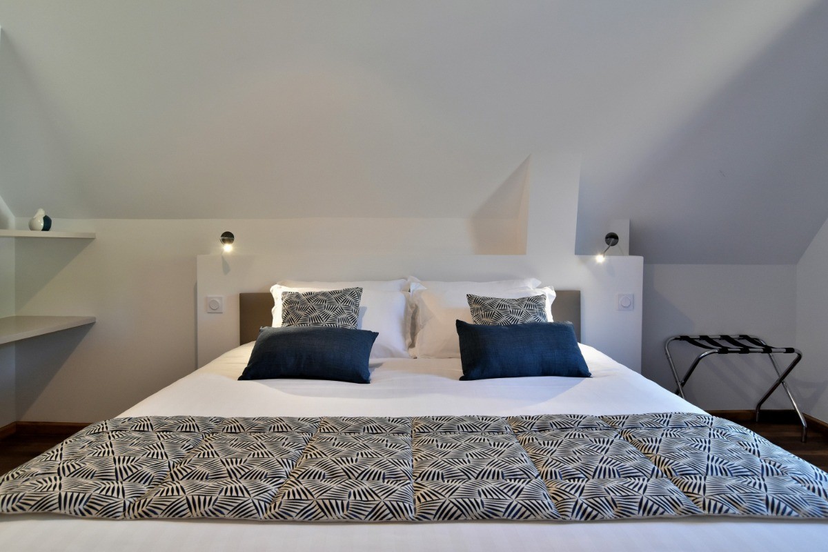 Chambre indépendante pour 2 personnes (grand lit 180 cm) avec dressing. Situé côté cour, vous dormirez dans le plus grand calme.