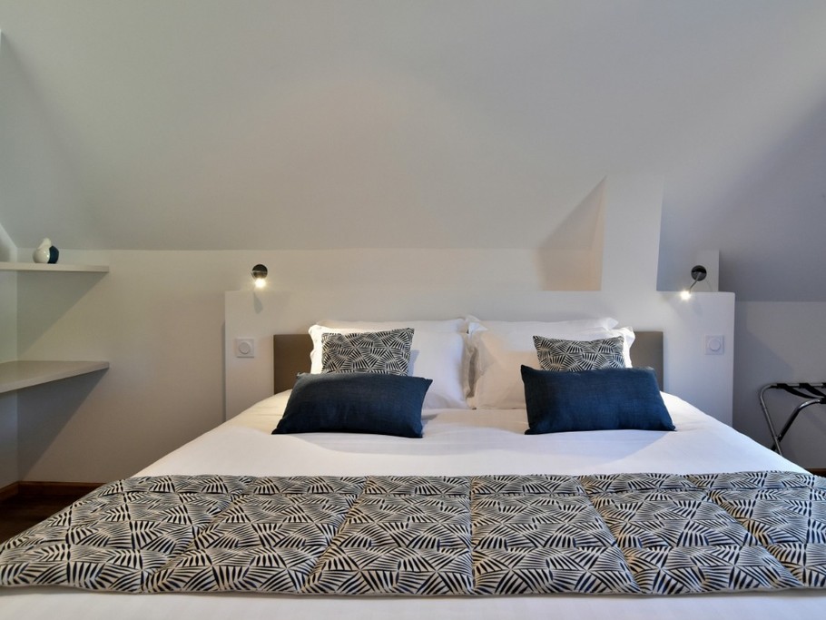 Chambre indépendante pour 2 personnes (grand lit 180 cm) avec dressing. Situé côté cour, vous dormirez dans le plus grand calme.