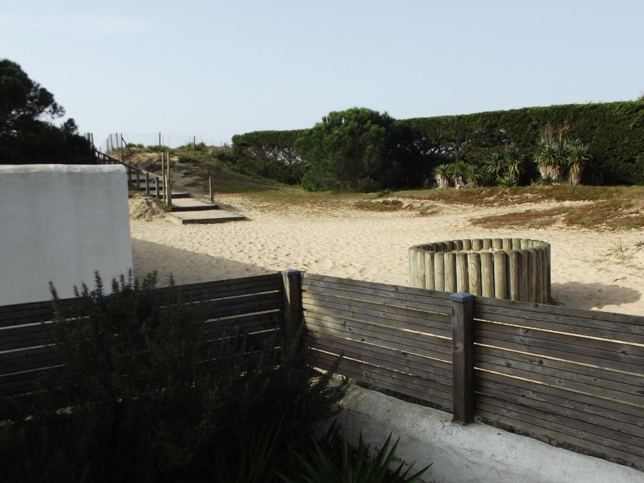 Jardin arrière avec accès direct à la plage
