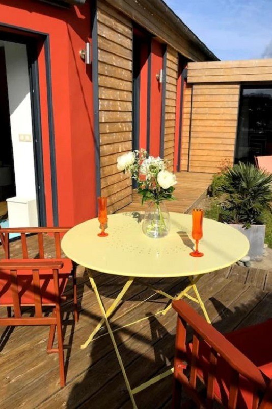 maison avec terrasse en bois et patio clos