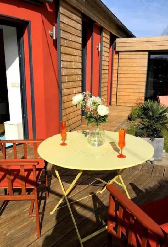 maison avec terrasse en bois et patio clos