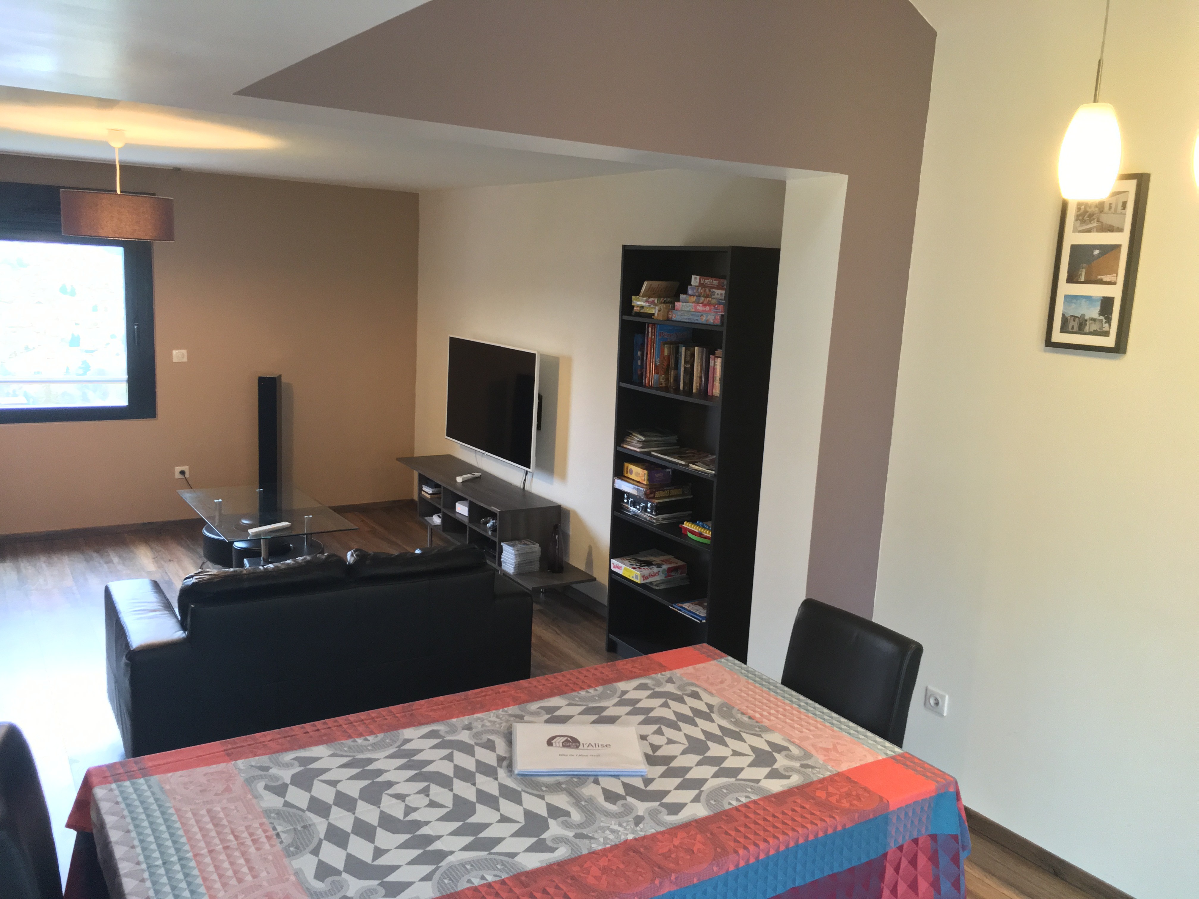 Generous dining area for gourmet and convivial moments