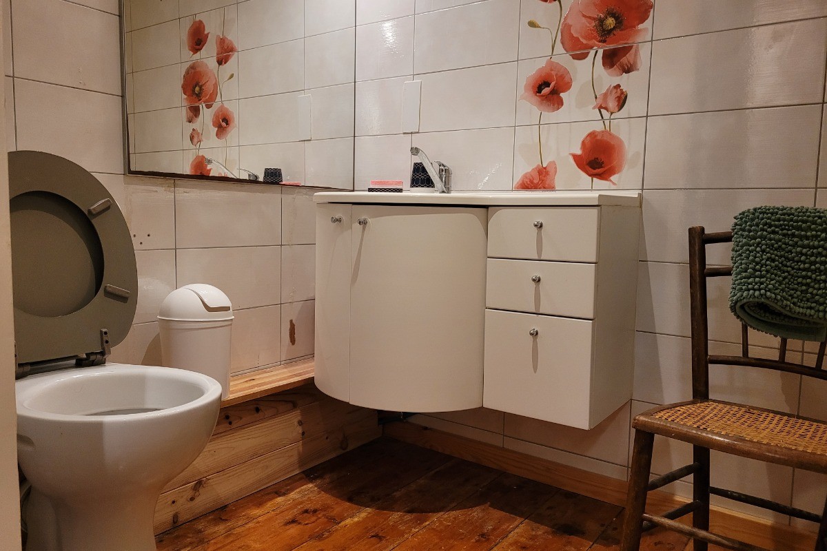 gîte de Kerloury, Clévacances, grande capac9ité 1er étage, salle d'eau avec douche et WC