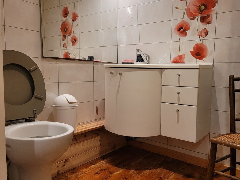gîte de Kerloury, Clévacances, grande capac9ité 1er étage, salle d'eau avec douche et WC