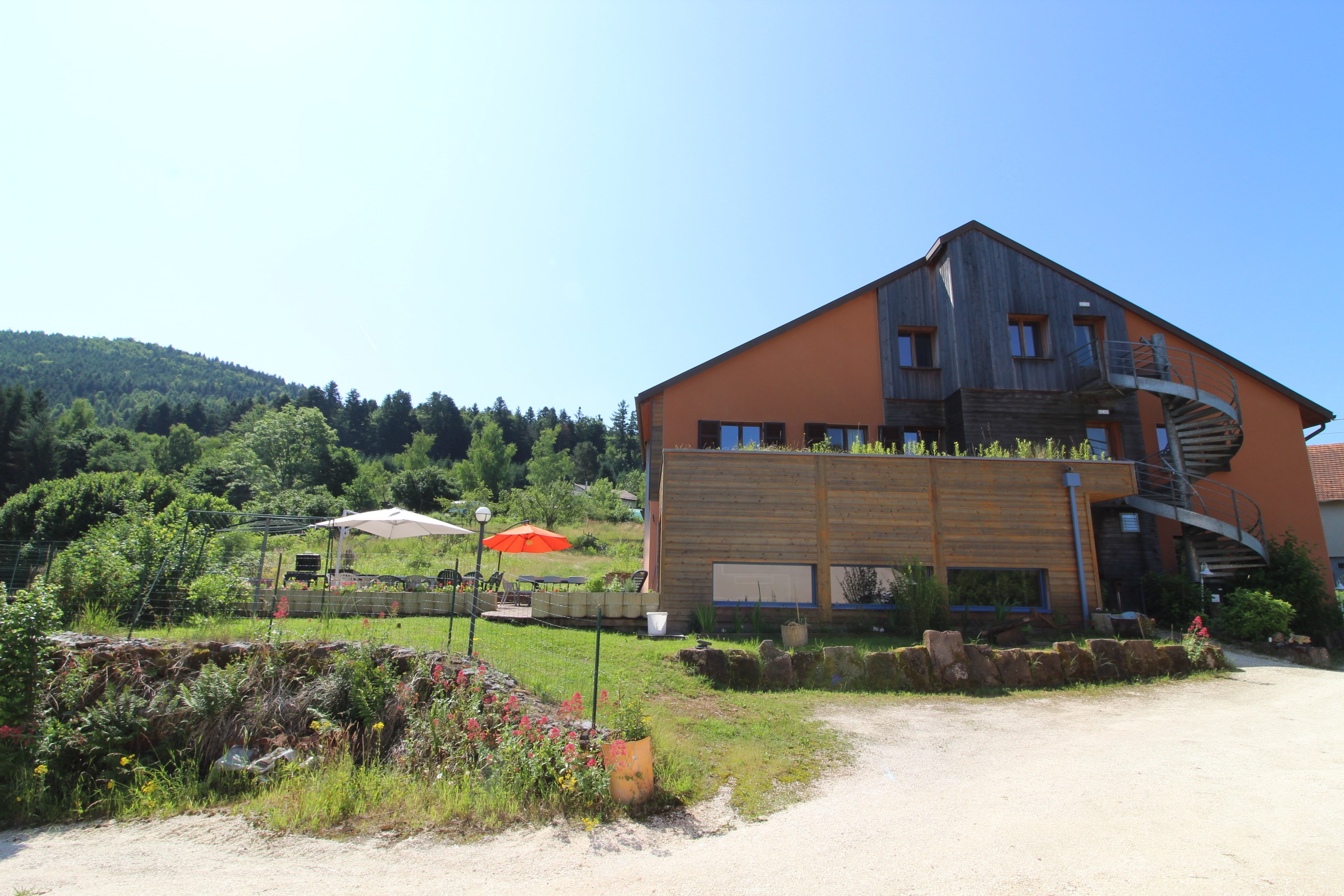 Terrasse - Ecogîte Saint-Prayel à Moyenmoutier – Gîte de groupe avec piscine, sauna, jeux