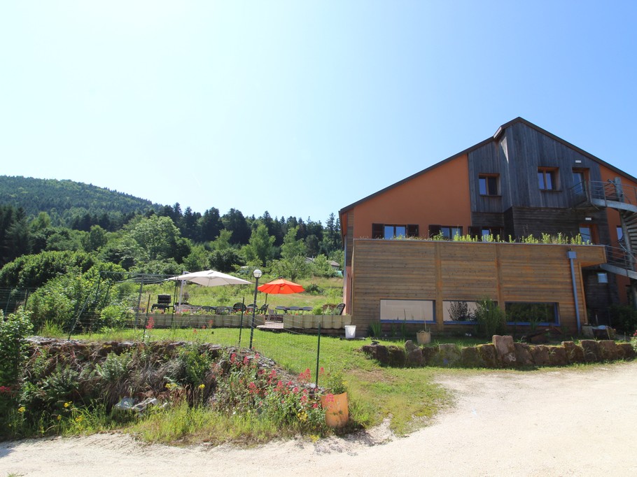 Terrasse - Ecogîte Saint-Prayel à Moyenmoutier – Gîte de groupe avec piscine, sauna, jeux