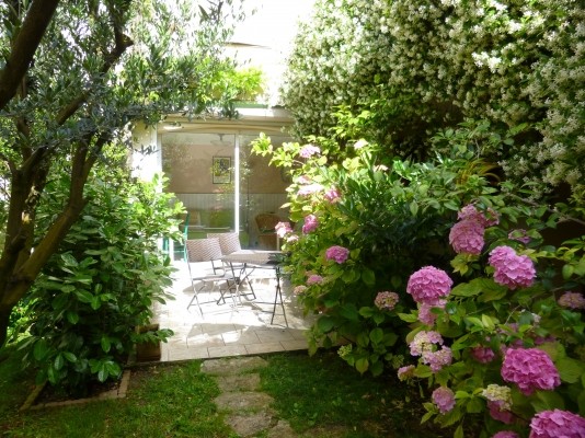 le studio donnant sur une terrasse fleurie